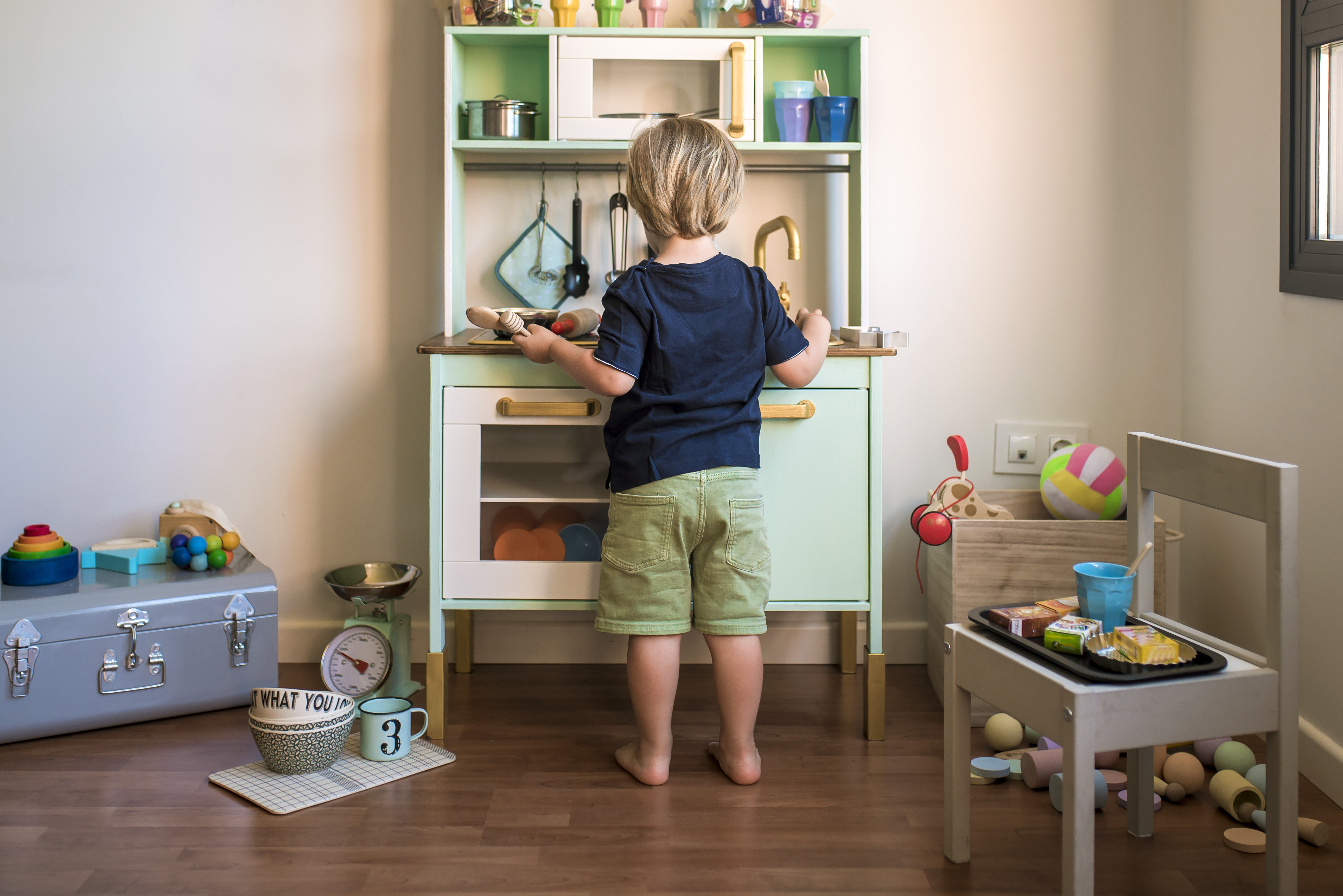 kind spielt mit spielküche